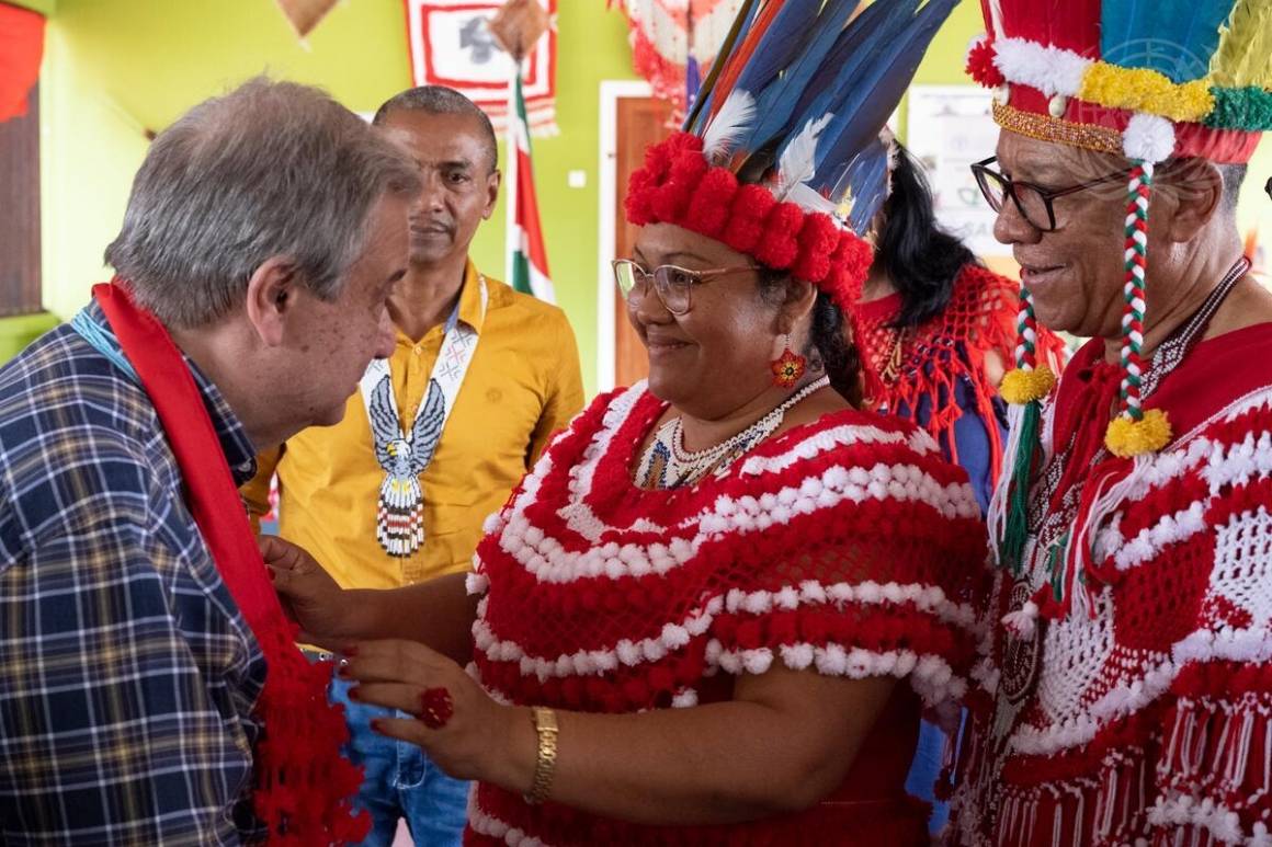 FNs generalsekretær António Guterres (til venstre) møter medlemmer av landbrukskooperativer ledet av urfolk i Surinam